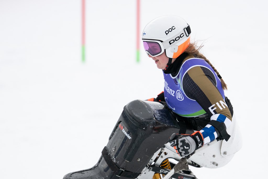 Nette Kiviranta pujottelemassa hymyssä suin. Lähikuvaa sivuprofiilista.